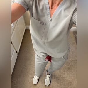 Woman’s  Scrubs 
Figs. XS